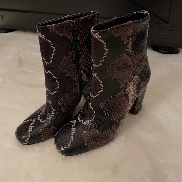 Vince Camuto
Women's Dannia Square - Toe Booties - Picture 2 of 5